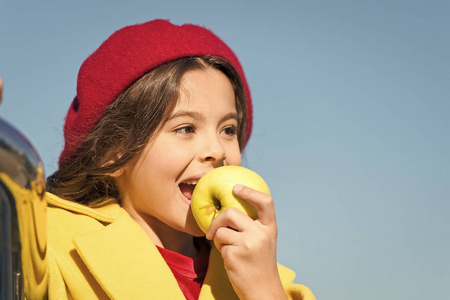 小宝宝喜欢秋天的苹果收成.健照片