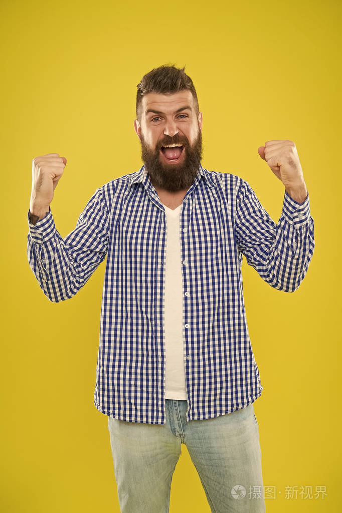 胡须时尚与理发理念.男人胡子时髦时髦胡子黄色背景.