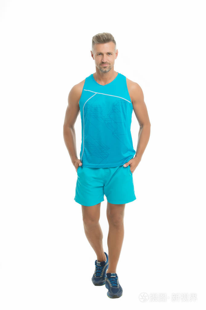 男模服装店.运动风格.男装和时装.男子运动员孤立的白色背景.