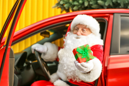 圣诞老人坐在车里送圣诞礼物图片