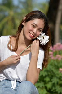 青春女人与雏菊的幸福图片