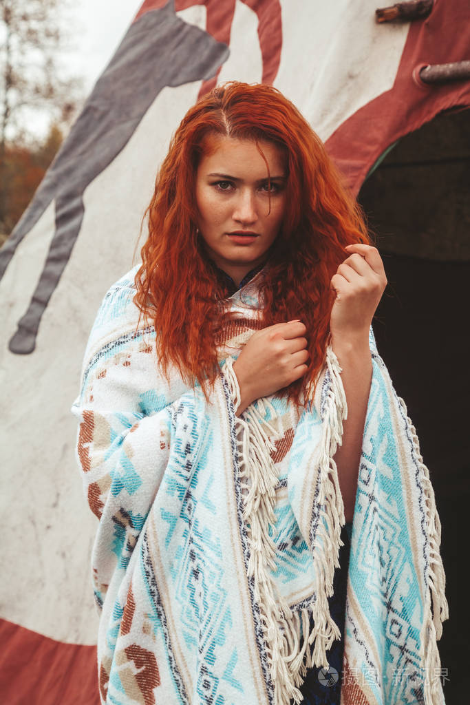 印第安人提比营地附近的红发现代女孩照片-正版商用图片2ndrh6-摄图新