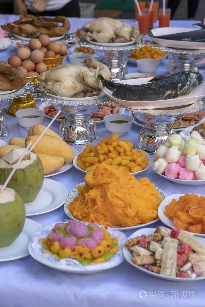 泰国曼谷为向上帝祈祷和祭奠祖先提供食物泰国文化中传统的以食物蔬菜