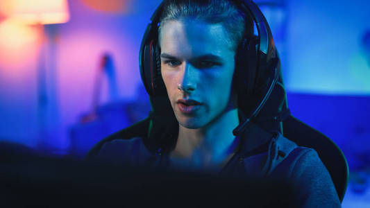 他专注于班长.房间和个人电脑都有蓝色霓虹灯.