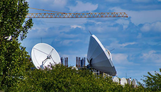 大型地面卫星广播中心天线.照片