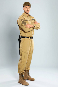 灰色背景制服男保安图片
