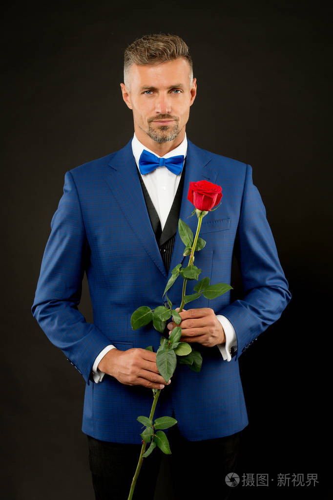 浪漫绅士.男人成熟自信的男子气概和浪漫的天赋.帅哥玫瑰花浪漫约会.