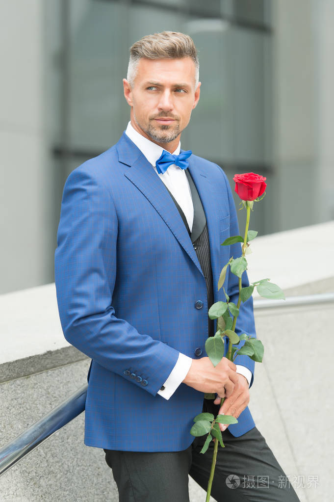 浪漫绅士.男人成熟自信的男子气概和浪漫的天赋.帅哥玫瑰花浪漫约会