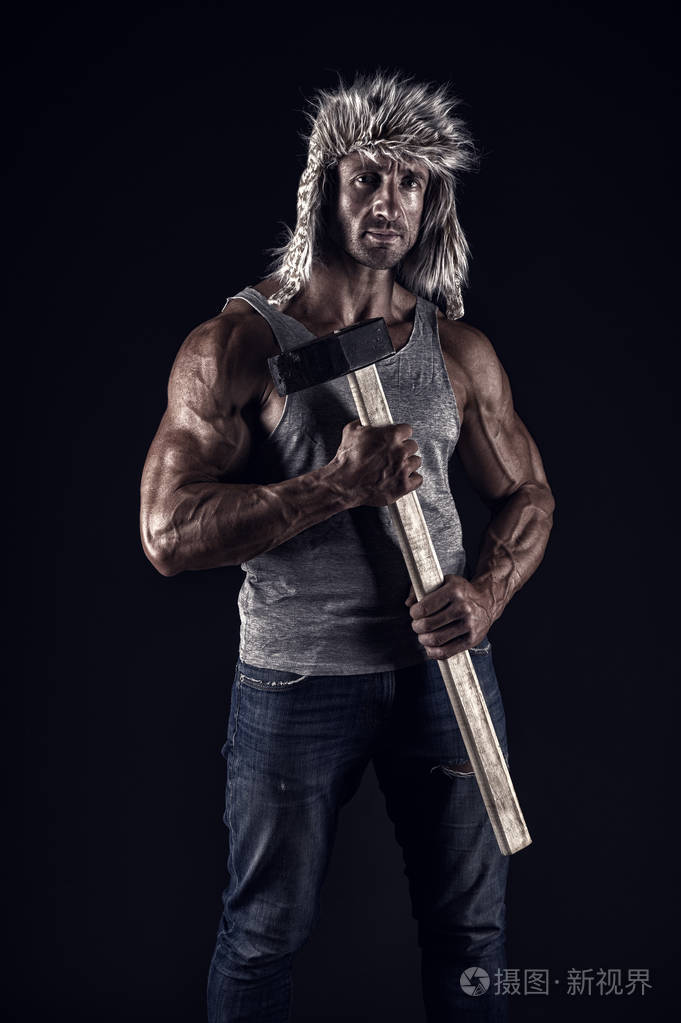 性感的躯干和大锤运动员身材匀称的男工男性手持大锤电力和能源概念