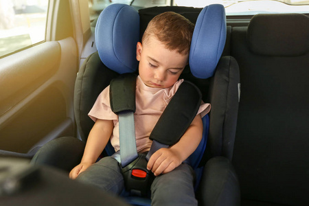 睡着的男婴扣在汽车座椅上图片