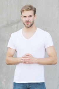 使人外表迷人的理想品质.胡须男休闲风格特写.男性美容标准照片