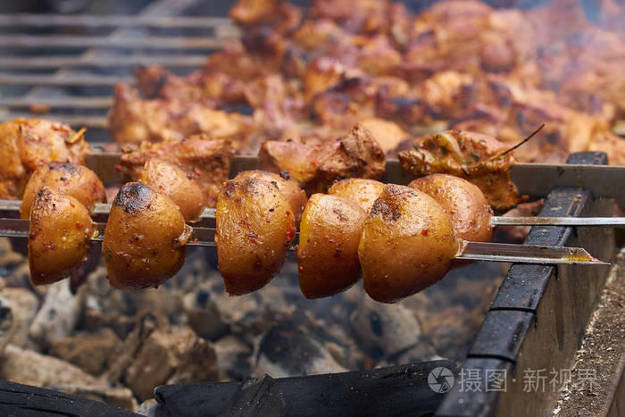 烤土豆串火烤火烧的美味食物闭合