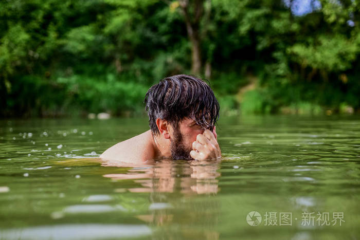男人喜欢在河里或湖里游泳