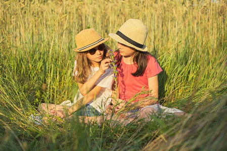 小孩坐地上玩图片