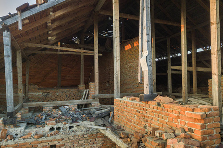 倒塌的砖房.照片