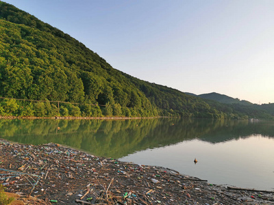 被塑料瓶污染的湖泊图片