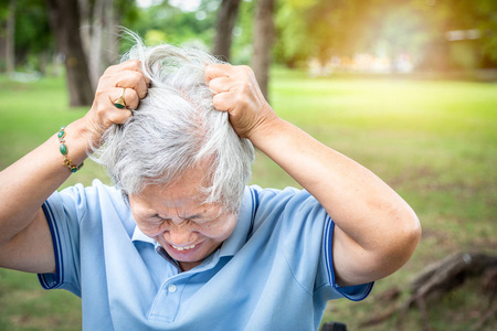 有头痛,抑郁,神经衰弱,精神健康障碍或躁郁症,在疯狂的压力下拉扯头发
