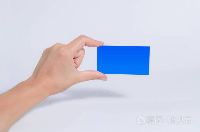 女性手拿一块蓝色的平板电脑名片白色背景的盒子。