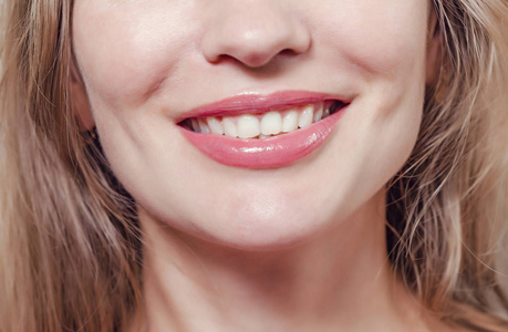 女性唇红唇膏,可爱的微笑特写照片