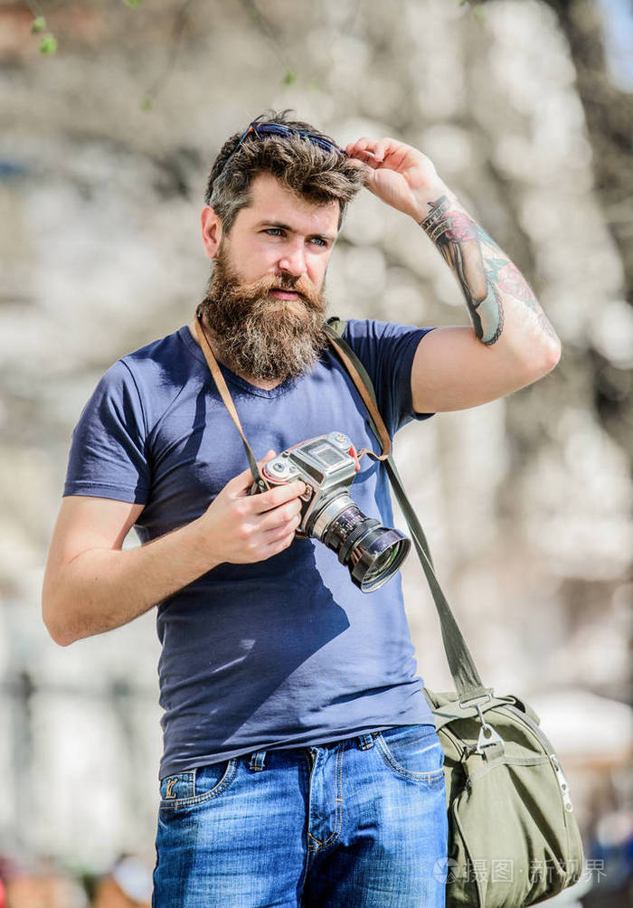 胡子男人.大自然的照片.记者或记者.残忍的摄影师拿着相机.