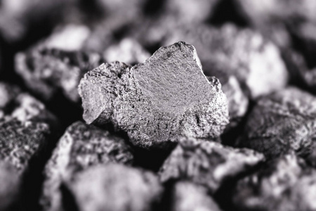 未加工的银石,原产于利比里亚的银块,孤立于黑色背景上.矿物提取.照片