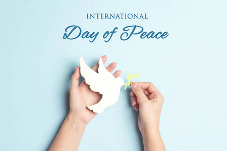 女性手执和平鸽w照片