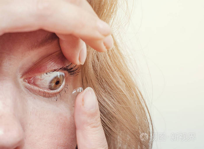 女人把隐形眼镜插入眼睛特写国内场景光学视觉光学仪器