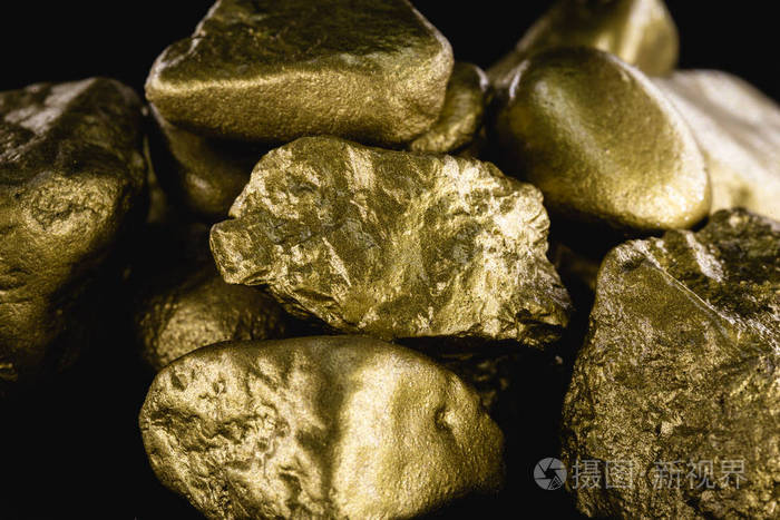 黄金质地多为金块有价值的石头在黑色背景上绘制的粗金财富或奢侈品的