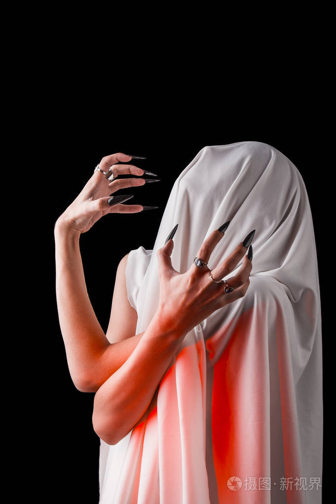 一个裹着白布脸上紧闭着的女人受苦了无表情的疼痛女性纤细手指上的