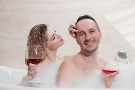 夫妻在家喝红酒图片