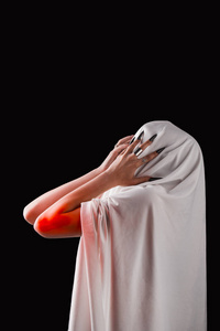 一个裹着白布,脸上紧闭着的女人受苦了.无表情的疼痛.