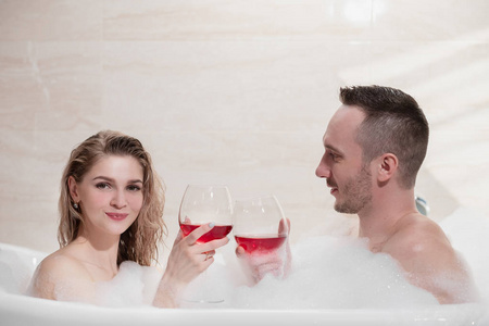 夫妻在家喝红酒图片