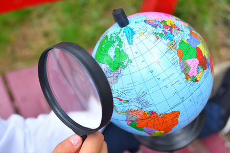 一个少年透过放大镜观看的画像相似素材图片 摄图新视界