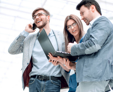 办公室小玩意商务同事站在办公室大厅里用他们的小玩意儿照片