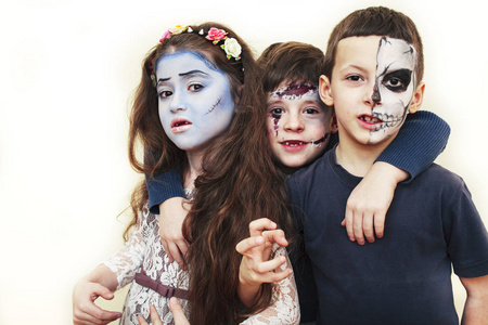 新郎和新娘穿着婚纱服装和万圣节化妆笑在黄色背景僵尸启示录儿童概念