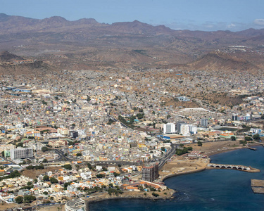 佛得角圣地亚哥首府普拉亚市鸟瞰图.照片