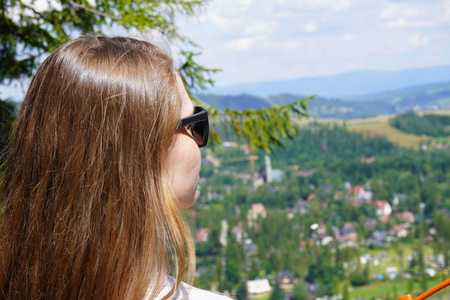 棕色头发的女人,扎着头发,背包旅行者照片