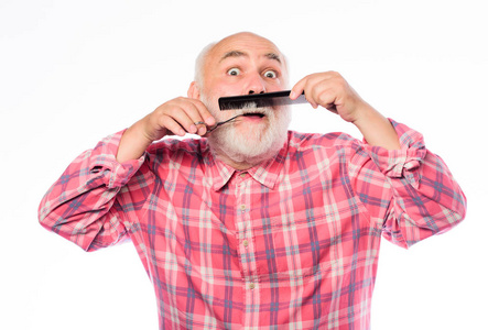 剪胡子.长度不错.经验丰富的理发师欣赏高品质的理发设备.梳理胡须.