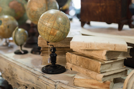 焦耳摆在冬天的雪地上摆着一只百灵鸟摆笑脸福柯摆可爱小女孩微笑着摆