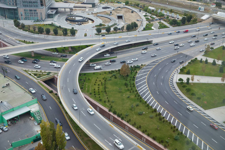 俯视图.城市道路和立交桥鸟瞰图.