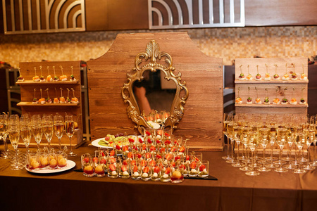 鸡尾酒吧台节日宴会上的酒吧.鸡尾酒用香槟酒杯.木制吧台.照片