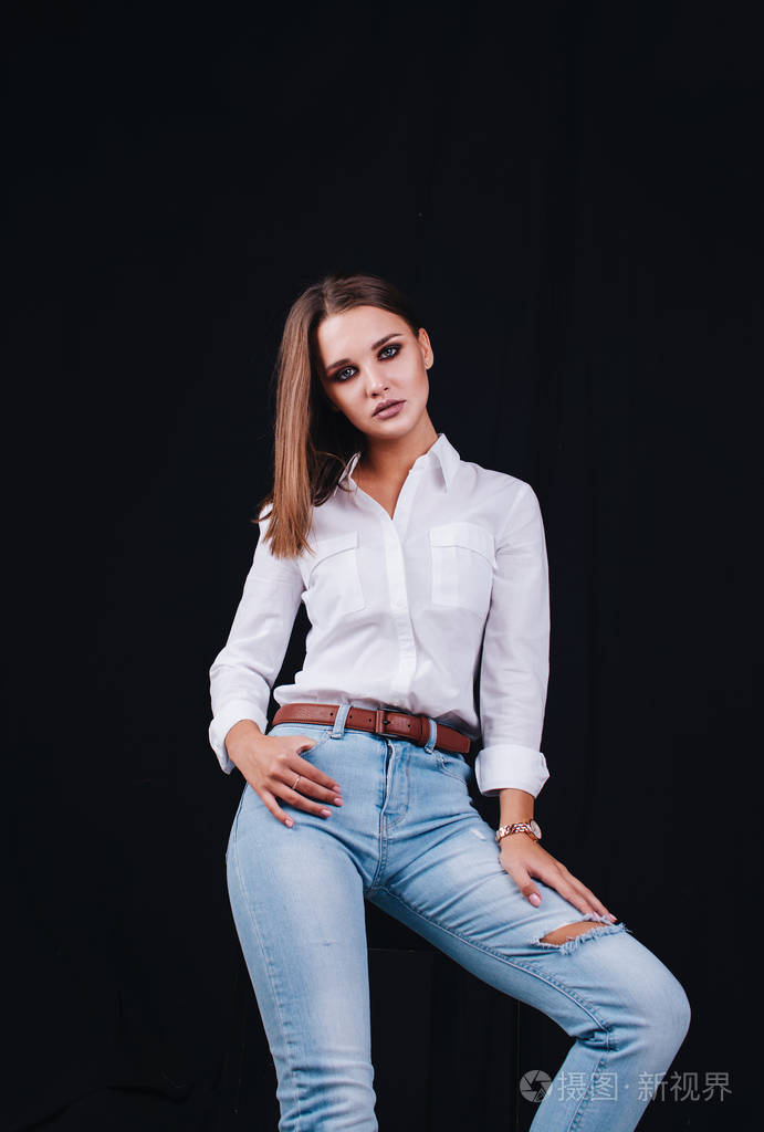 美女性感时尚模特女性肖像,孤立在黑色背景上.
