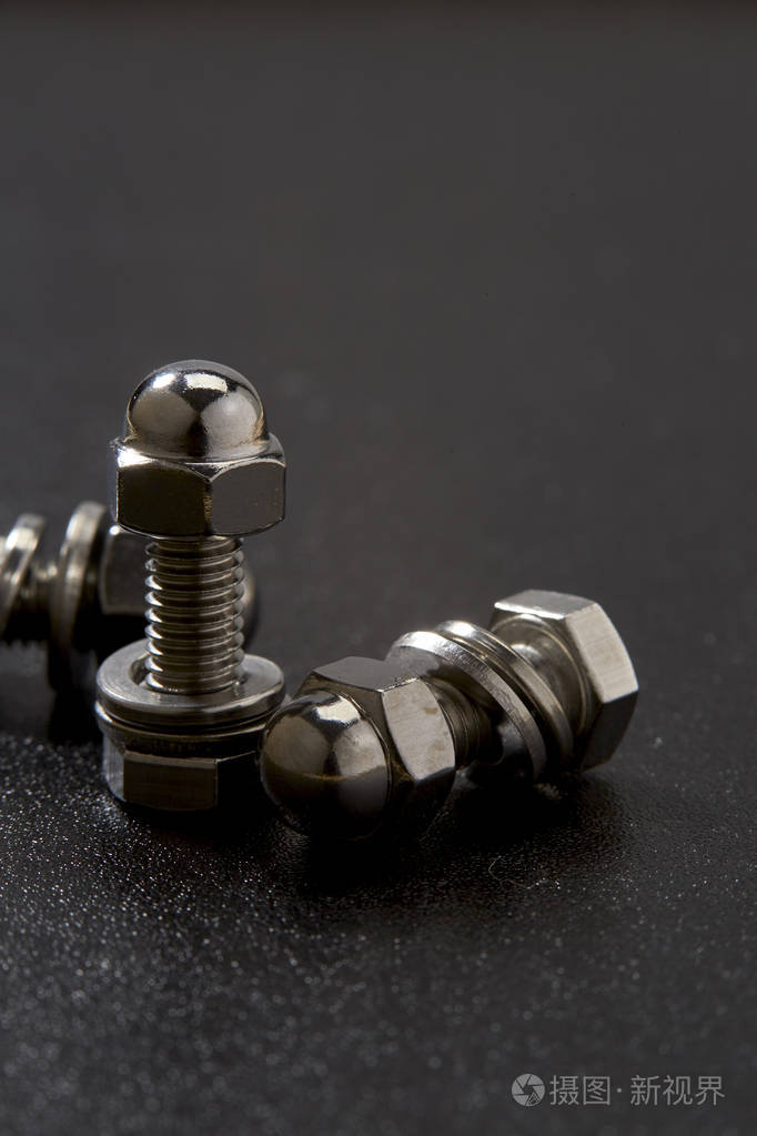 黑色背景螺栓和螺母