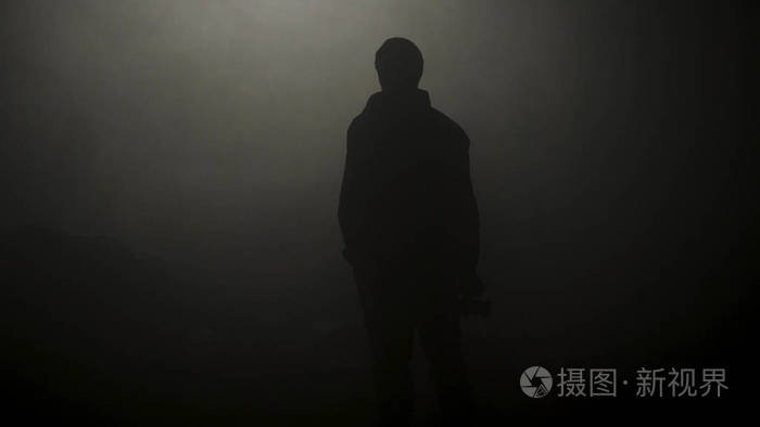 一个人在迷雾中的图片图片
