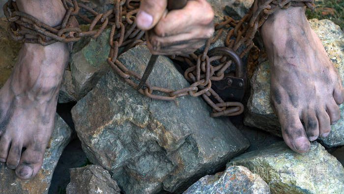 奴隶的手脚被铁链缠住试图摆脱奴隶制度的尝试奴隶劳动的象征手戴锁链