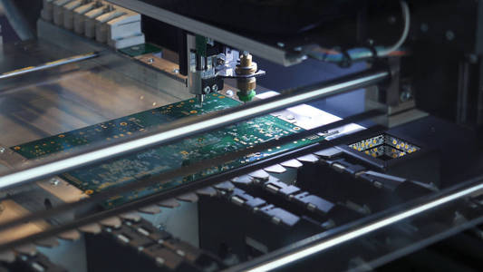 电路板车间在车间里用专用自动机器制作的印刷电路板的特写.媒体.