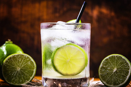 传统的巴西鸡尾酒,由可可豆,糖和柠檬制成.照片