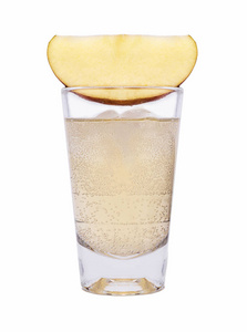 配苹果和奶油鸡肉, 巴特纳特南瓜, 苹果, 姜和圣人炖在白色碗在木桌上