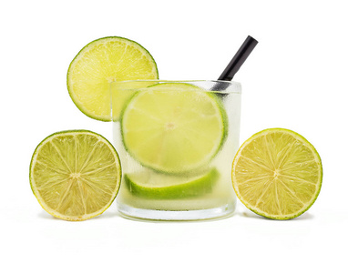 白底柠檬caipirinha,典型的巴西柠檬饮料,加cachaca照片