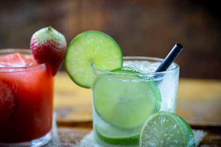 传统的巴西caipirinha酒精鸡尾酒,含糖,薄荷和红糖.
